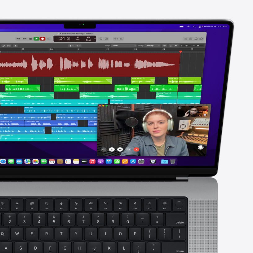 Una MacBook Pro ilustra la colaboración entre dos personas que usan un software de composición musical mientras hablan por FaceTime. La imagen se usa para mostrar la calidad de la cámara, las bocinas y los micrófonos de la MacBook Pro.